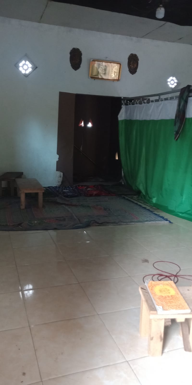 Foto Dalam Masjid (Mimbar/Mihrab) — SUNAN DRAJAT, Yosomulyo, Gambiran