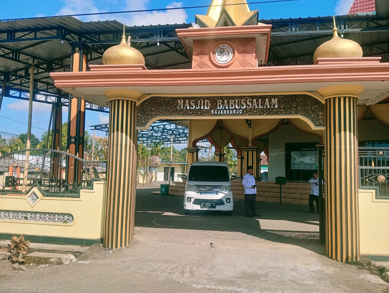 Foto Depan Masjid & Papan Nama — Masjid Babussalam, Kajarharjo, Kalibaru