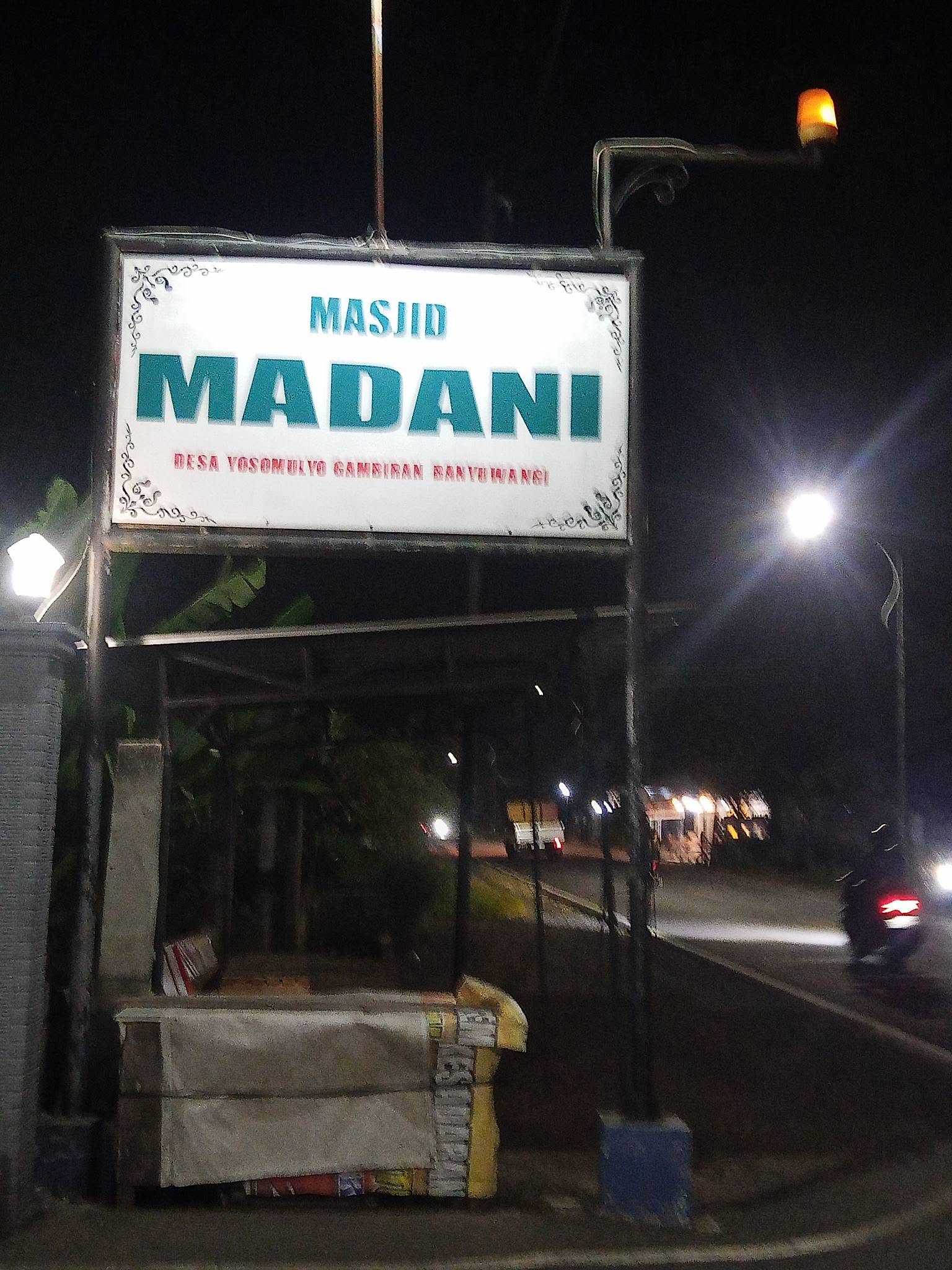 Foto Depan Masjid & Papan Nama — MADANI, Yosomulyo, Gambiran