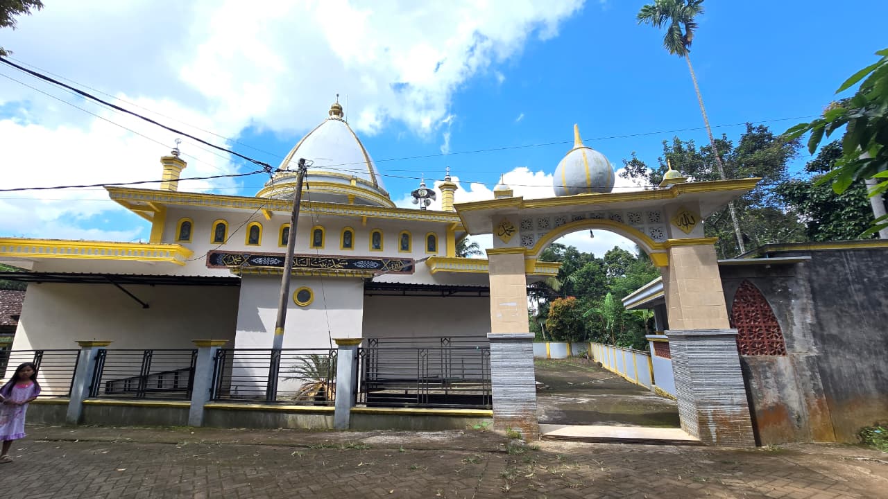 Foto Depan Masjid & Papan Nama — Baitus Salam, Tamansari, Licin