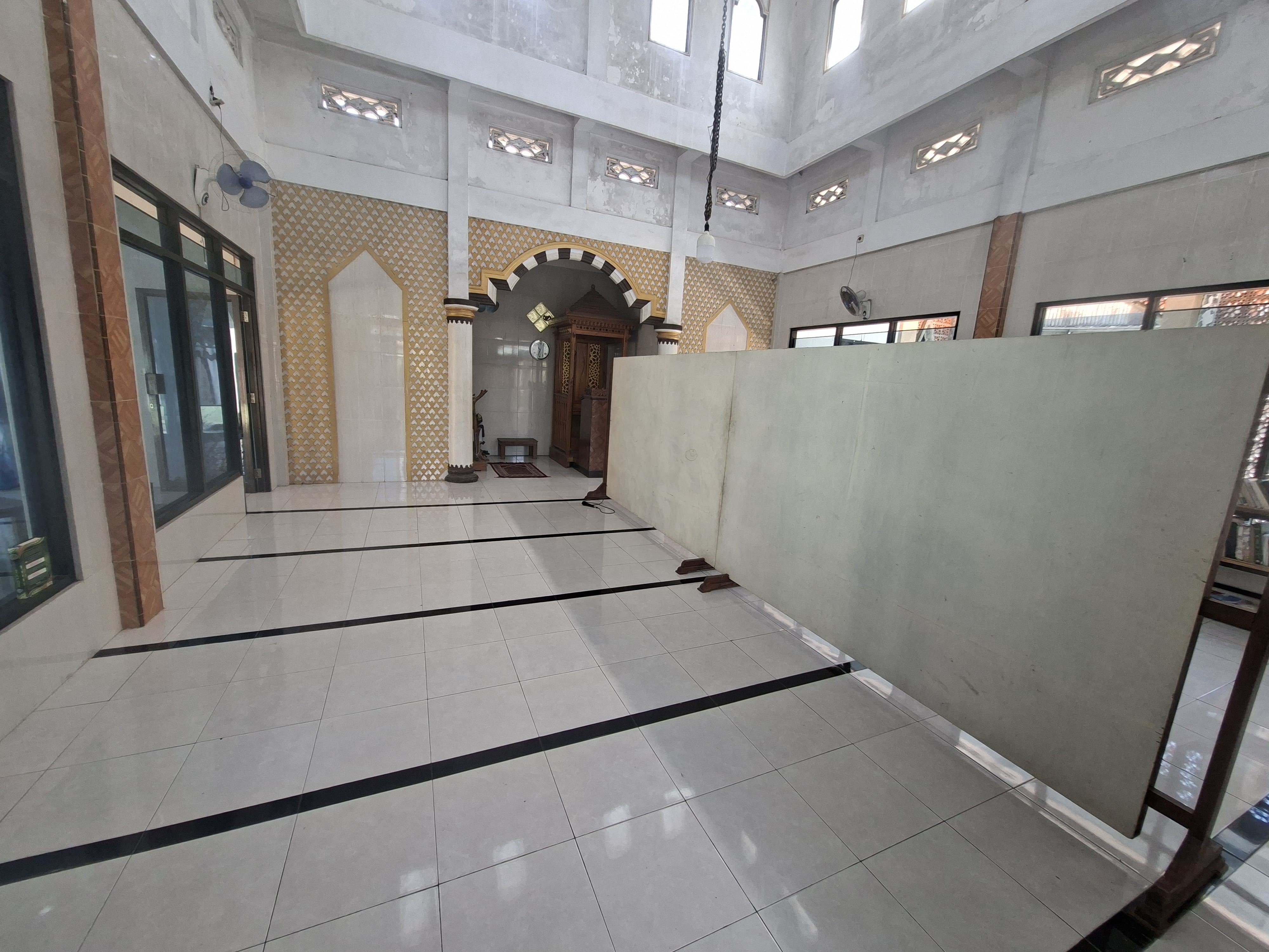Foto Dalam Masjid (Mimbar/Mihrab) — IRSYADUL MUTTAQIN, Sumberberas, Muncar