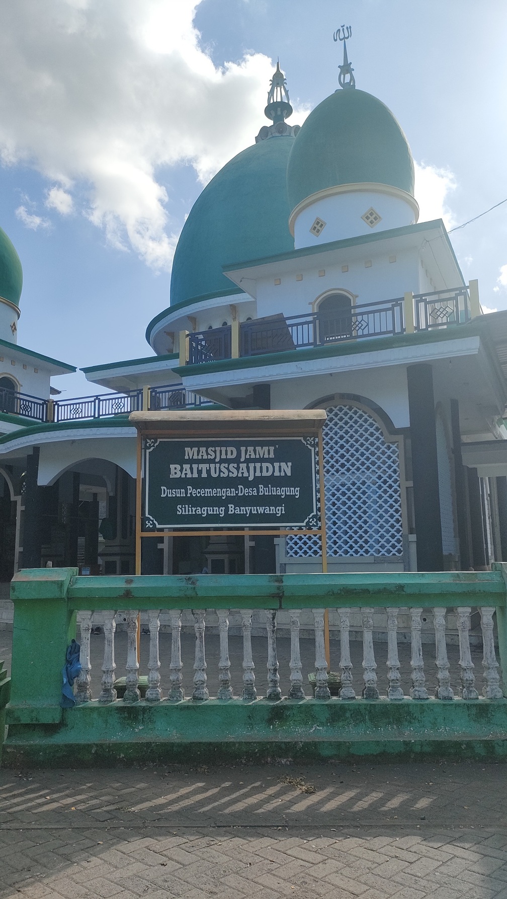 Foto Depan Masjid & Papan Nama — BAITUSSAJIDIN, Buluagung, Siliragung