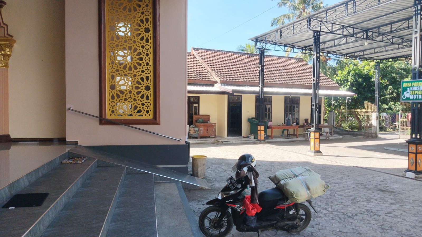Foto Depan Masjid & Papan Nama — Baitul Makmur, Kedungasri, Tegaldlimo