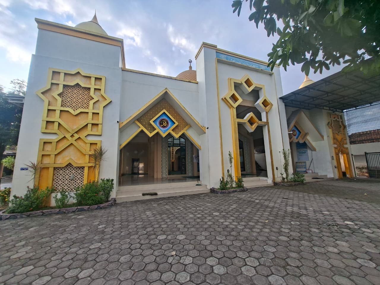 Foto Depan Masjid & Papan Nama — BAITUS SHOLIHIN, Blambangan, Muncar