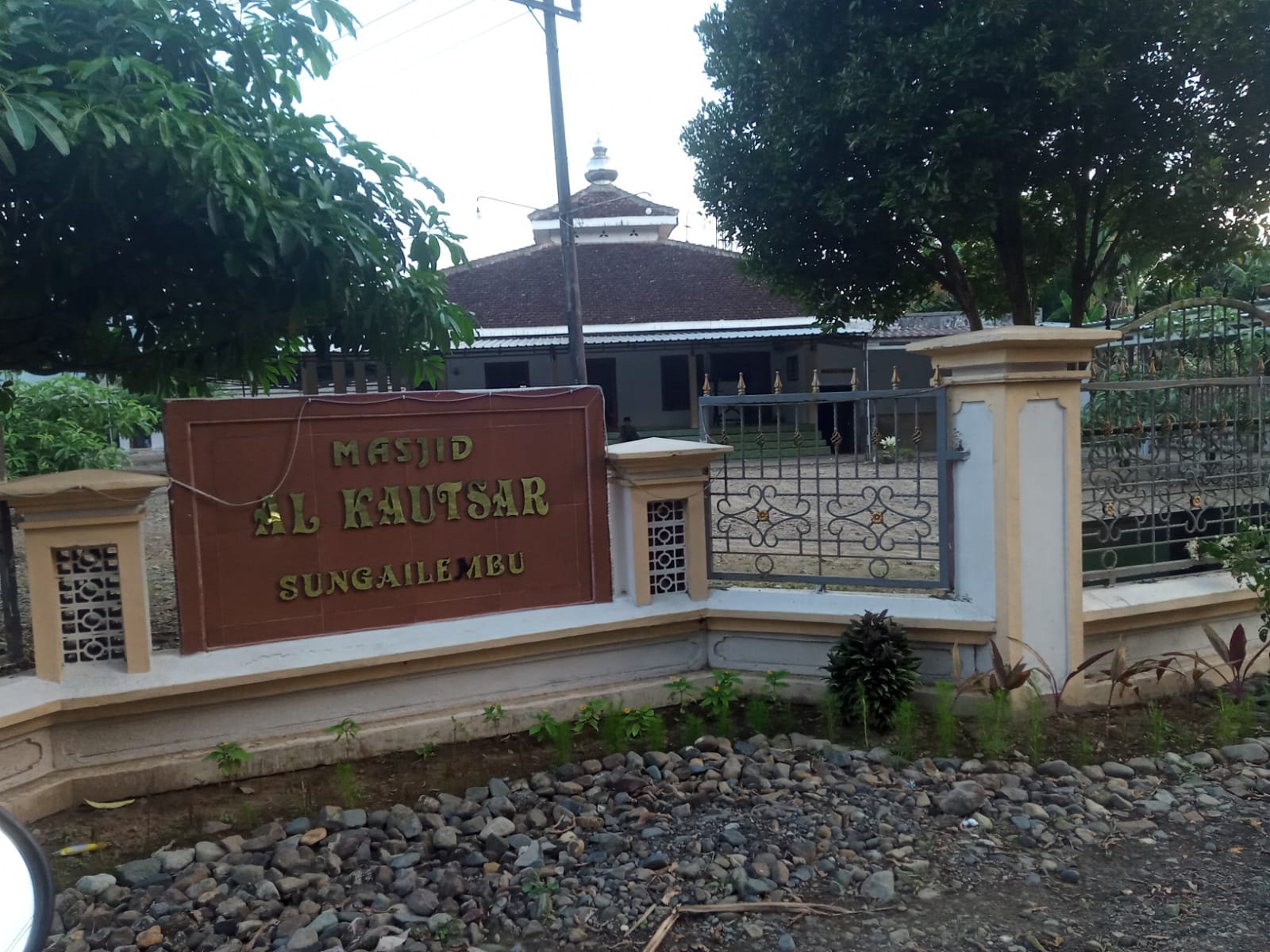 Foto Depan Masjid & Papan Nama — AL KAUTSAR, Sumberagung, Pesanggaran
