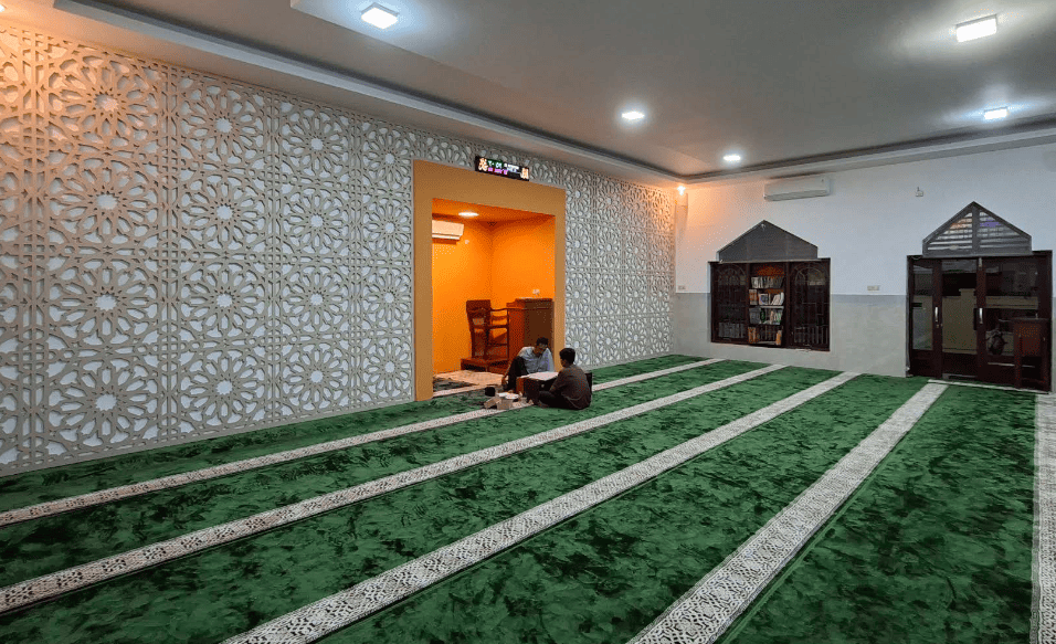 Foto Dalam Masjid (Mimbar/Mihrab) — Masjid Al-Ikhlas, Singotrunan, Banyuwangi