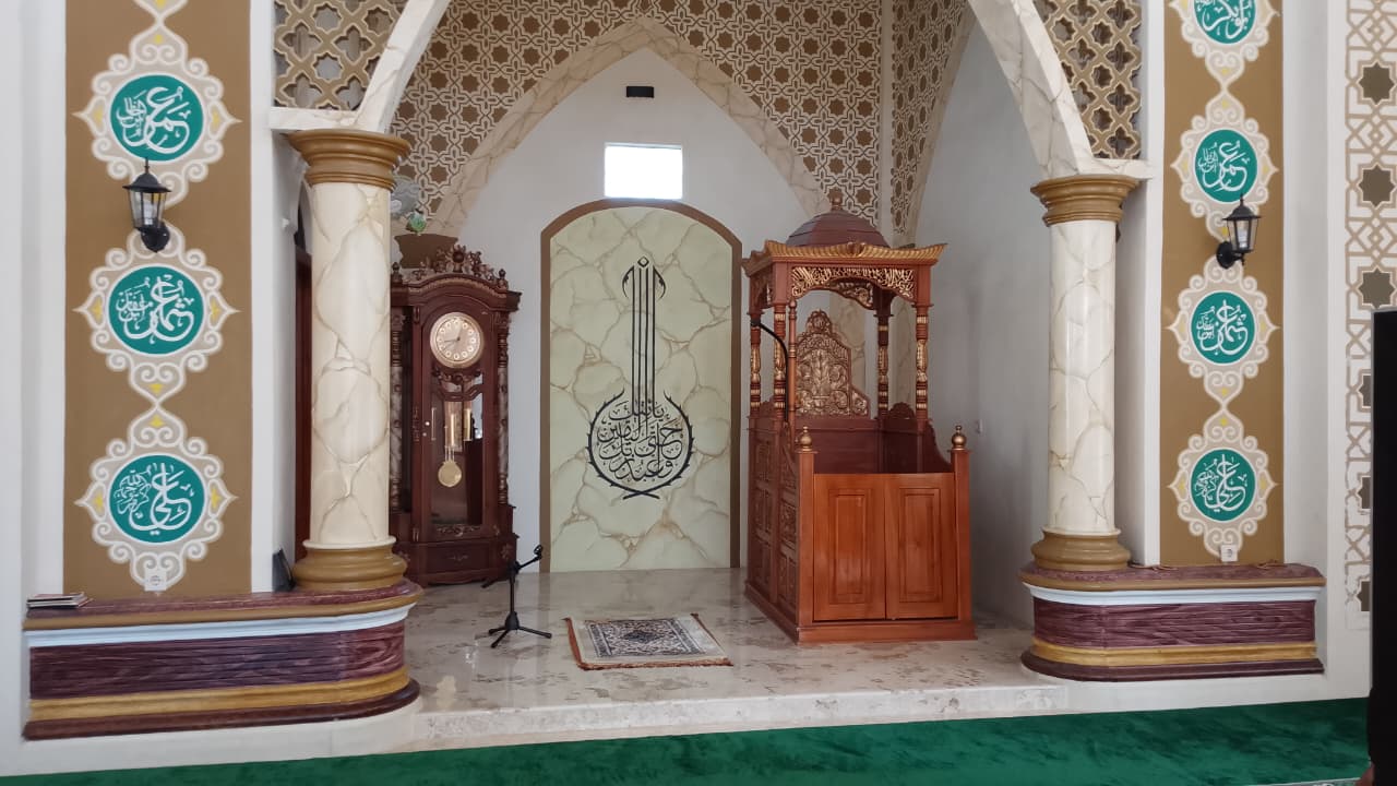 Foto Dalam Masjid (Mimbar/Mihrab) — AL MAGHFUR, Sumberkencono, Wongsorejo