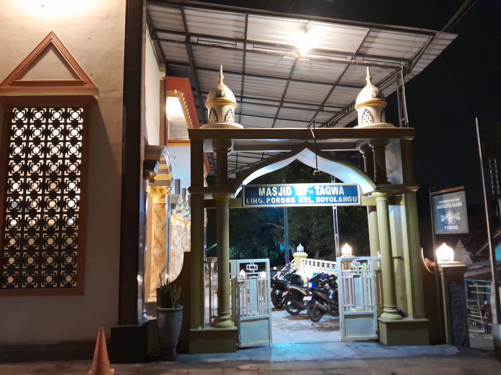 Foto Depan Masjid & Papan Nama — AT . TAQWA, Boyolangu, Giri