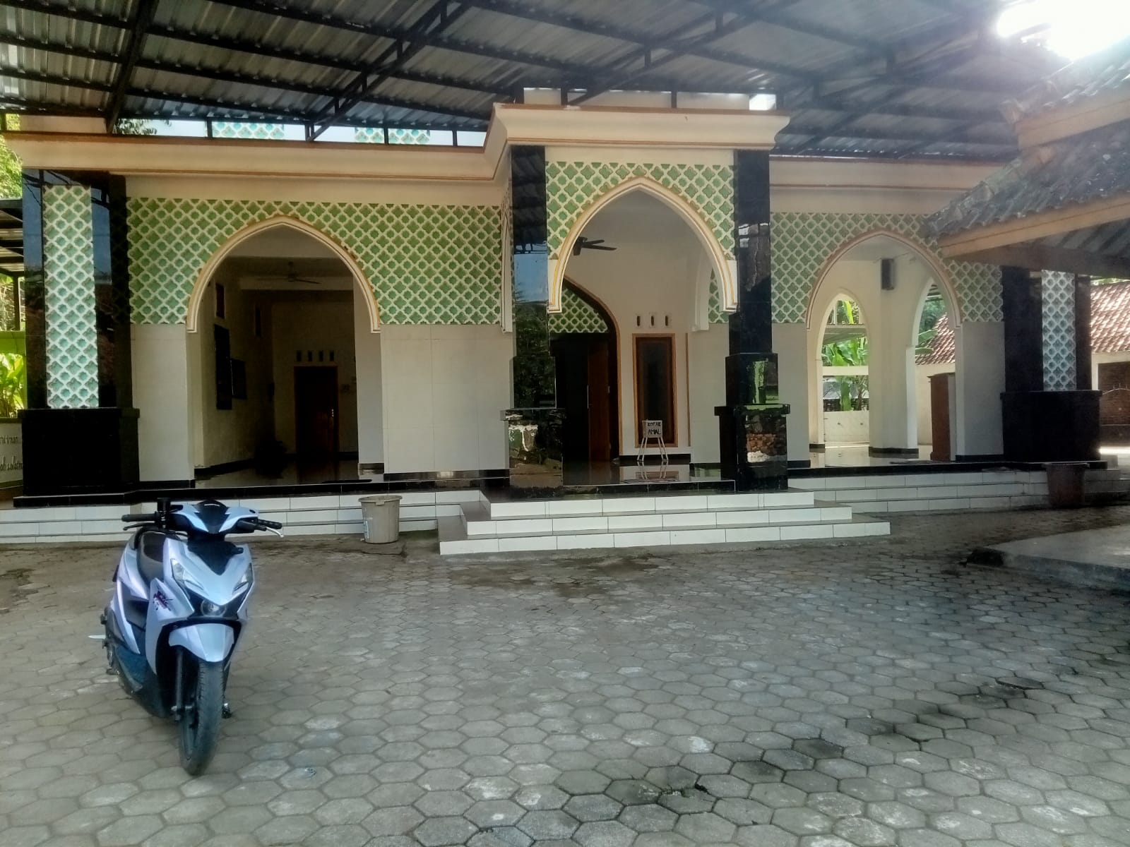 Foto Depan Masjid & Papan Nama — NURUL HIKMAH, Sarongan, Pesanggaran