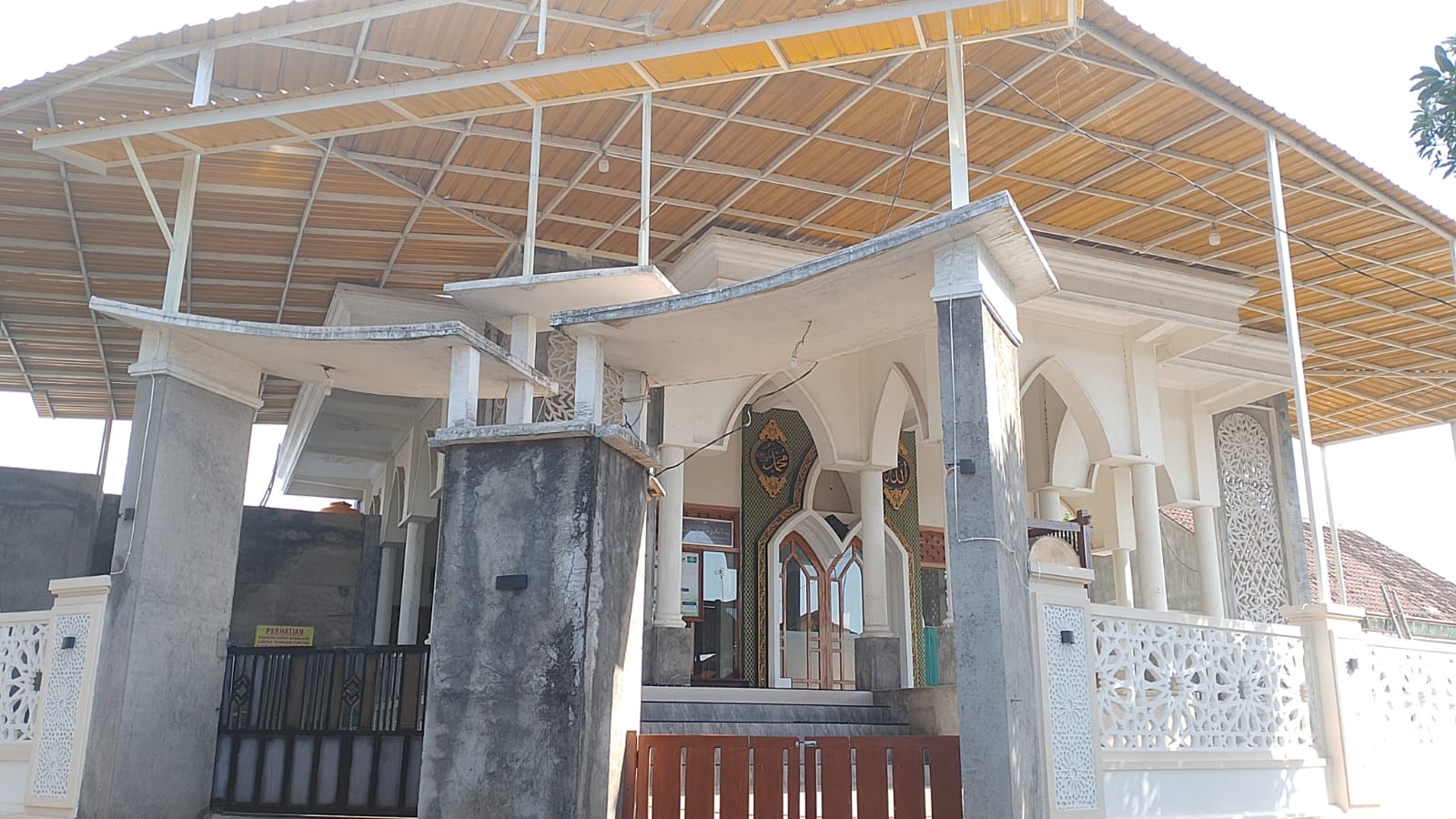 Foto Depan Masjid & Papan Nama — BAITUSSALAM, Grogol, Giri