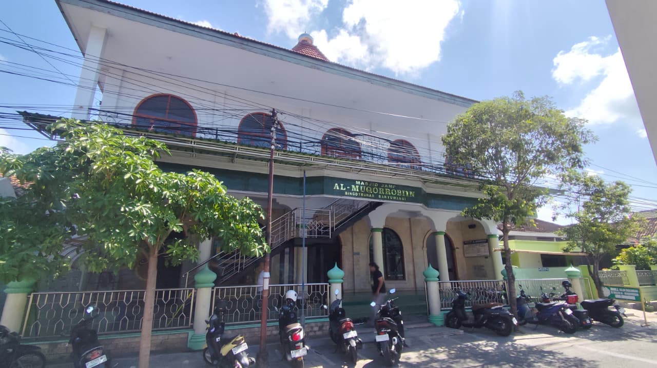 Foto Depan Masjid & Papan Nama — AL-MUQORROBIN, Singotrunan, Banyuwangi