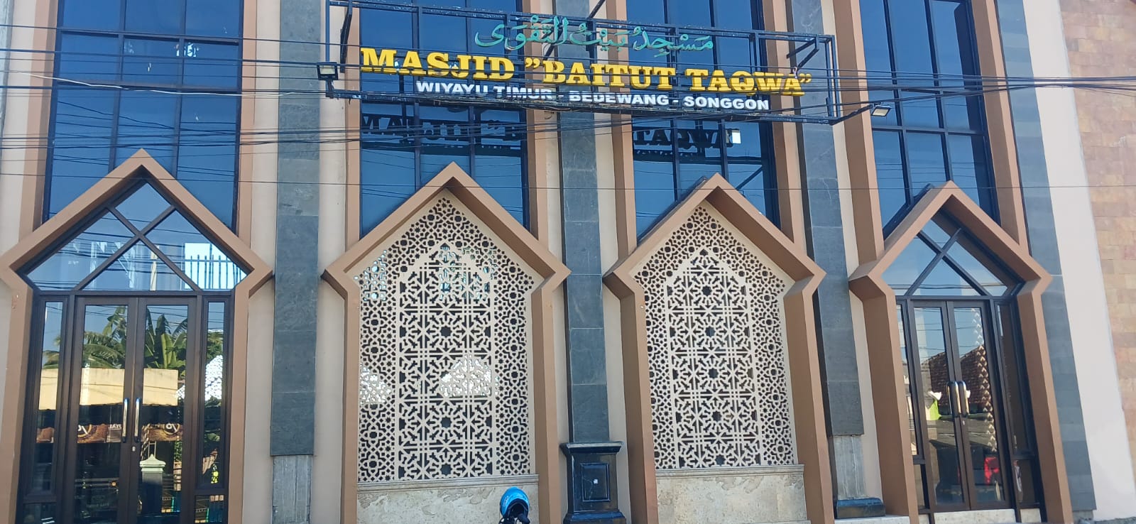 Foto Depan Masjid & Papan Nama — Baitut Taqwa, Bedewang, Songgon