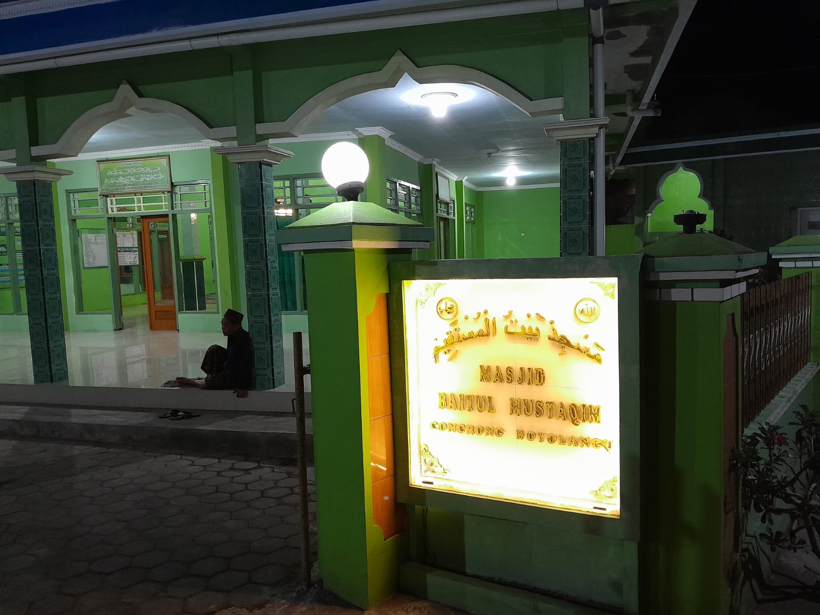 Foto Depan Masjid & Papan Nama — BAITUL MUSTAQIM, Boyolangu, Giri