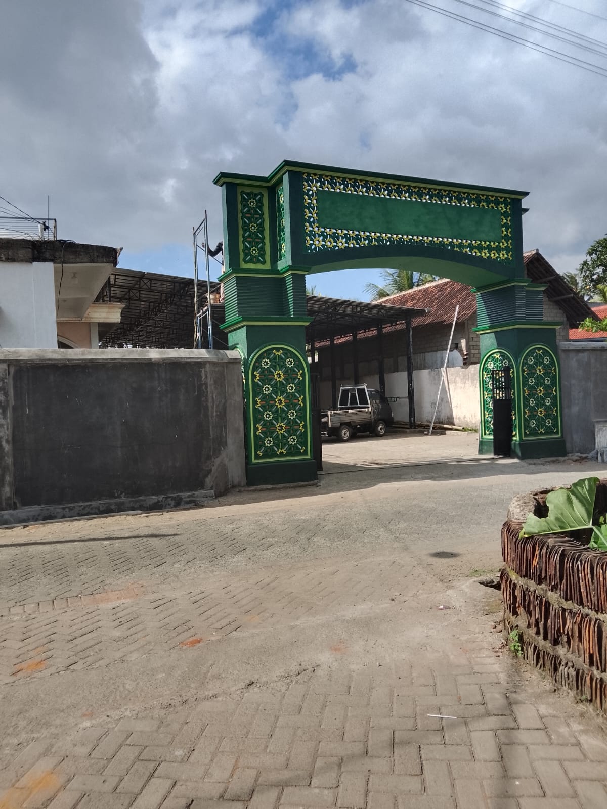 Foto Depan Masjid & Papan Nama — BAITURROHMAN, Barurejo, Siliragung