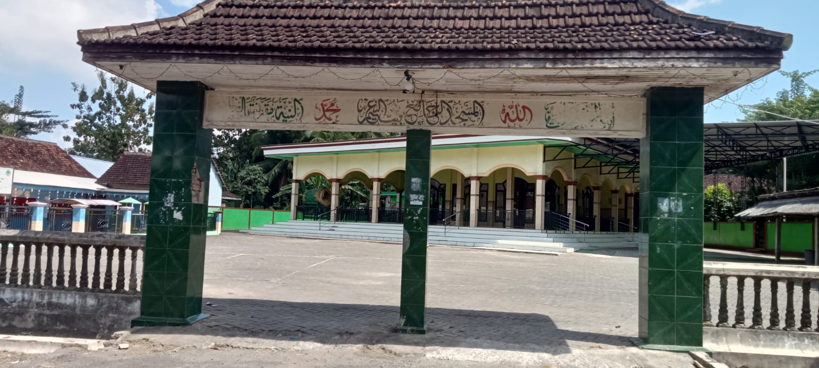 Foto Depan Masjid & Papan Nama — BAITUN NA'IM, Seneporejo, Siliragung