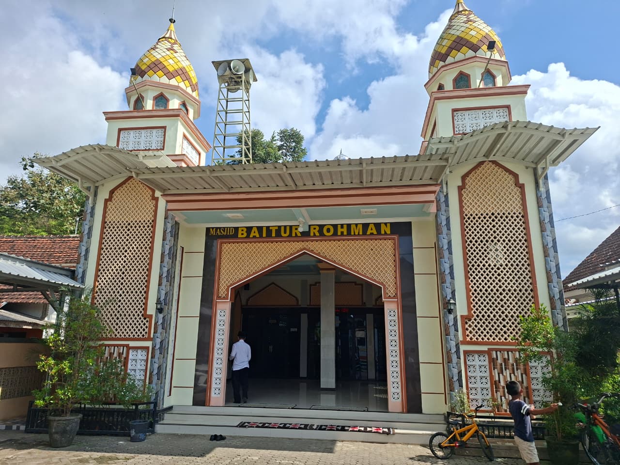 Foto Depan Masjid & Papan Nama — BAITUR ROHMAN, Blambangan, Muncar