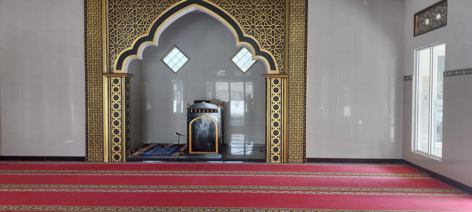 Foto Dalam Masjid (Mimbar/Mihrab) — MADINATUL MUNAWAROH, Bedewang, Songgon
