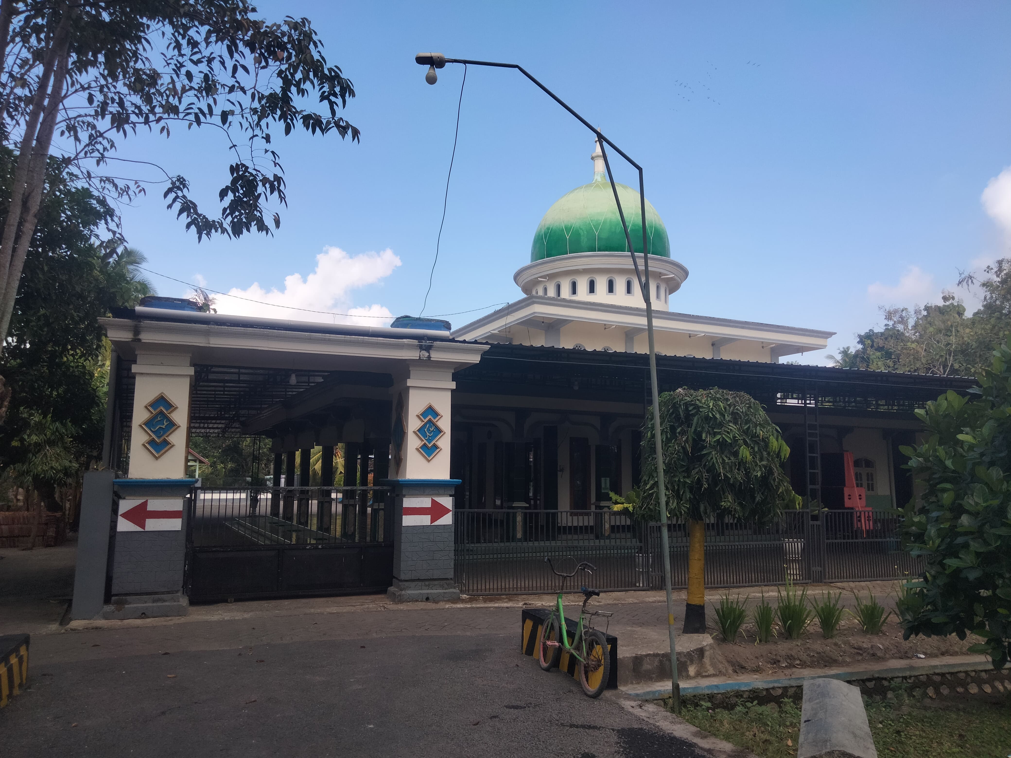 Foto Depan Masjid & Papan Nama — TARBIYATUL HIKMAH, Purwoasri, Tegaldlimo
