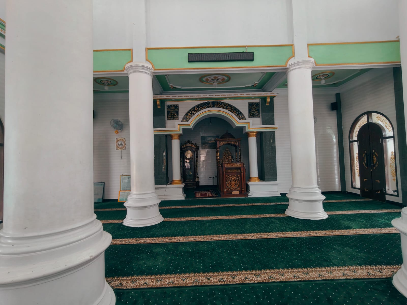 Foto Dalam Masjid (Mimbar/Mihrab) — Miftahul Ulum, Kedungwungu, Tegaldlimo