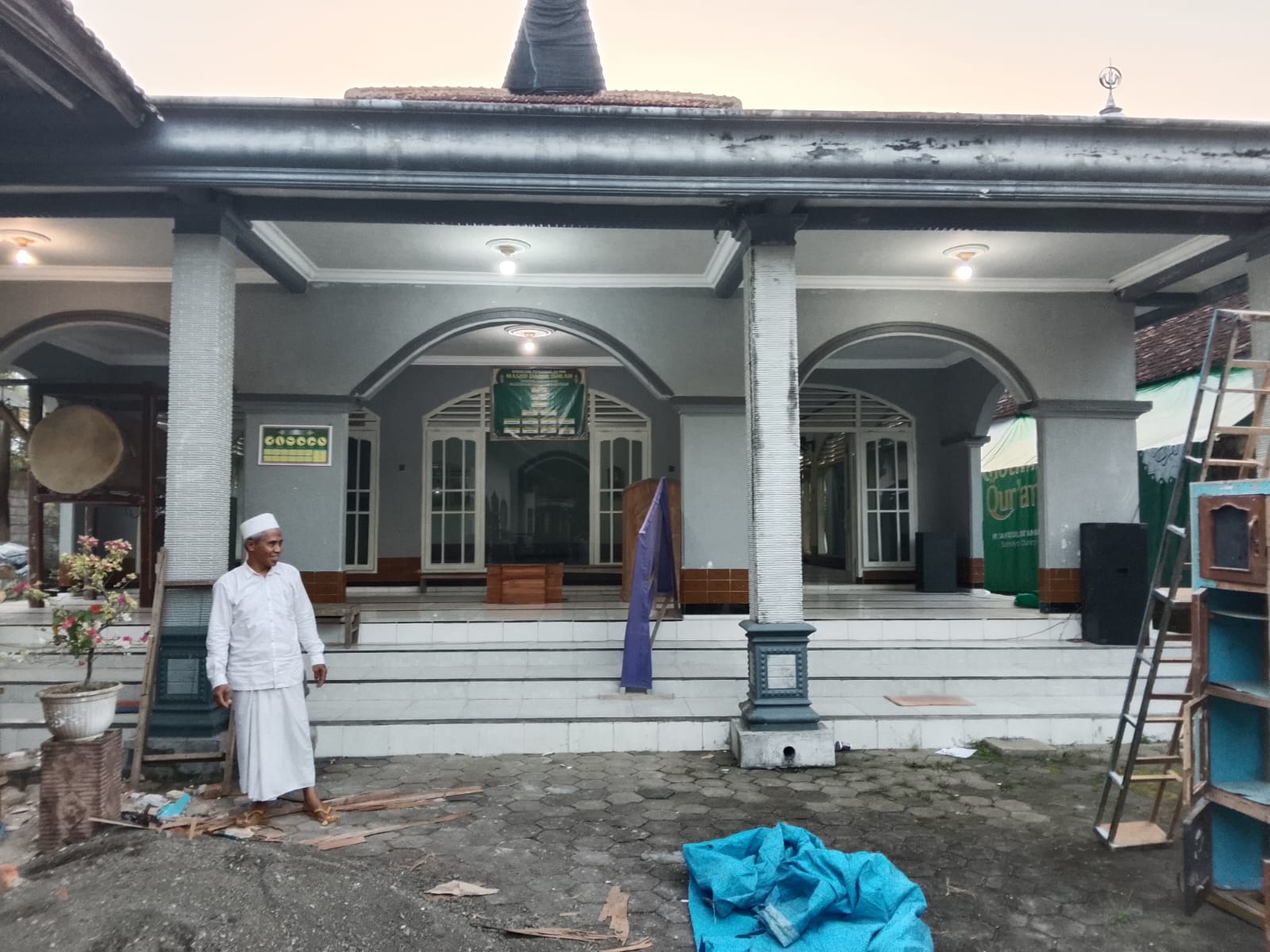 Foto Depan Masjid & Papan Nama — DARUL ISHLAH, Barurejo, Siliragung