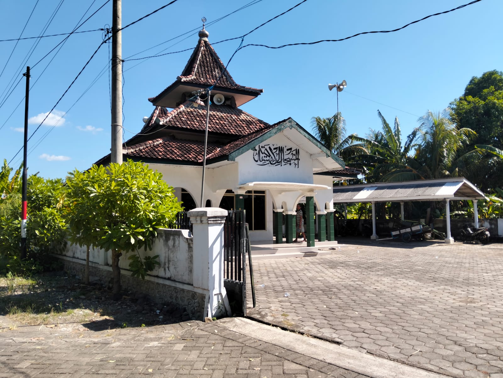 Foto Depan Masjid & Papan Nama — AL- Istiqomah, Bimorejo, Wongsorejo