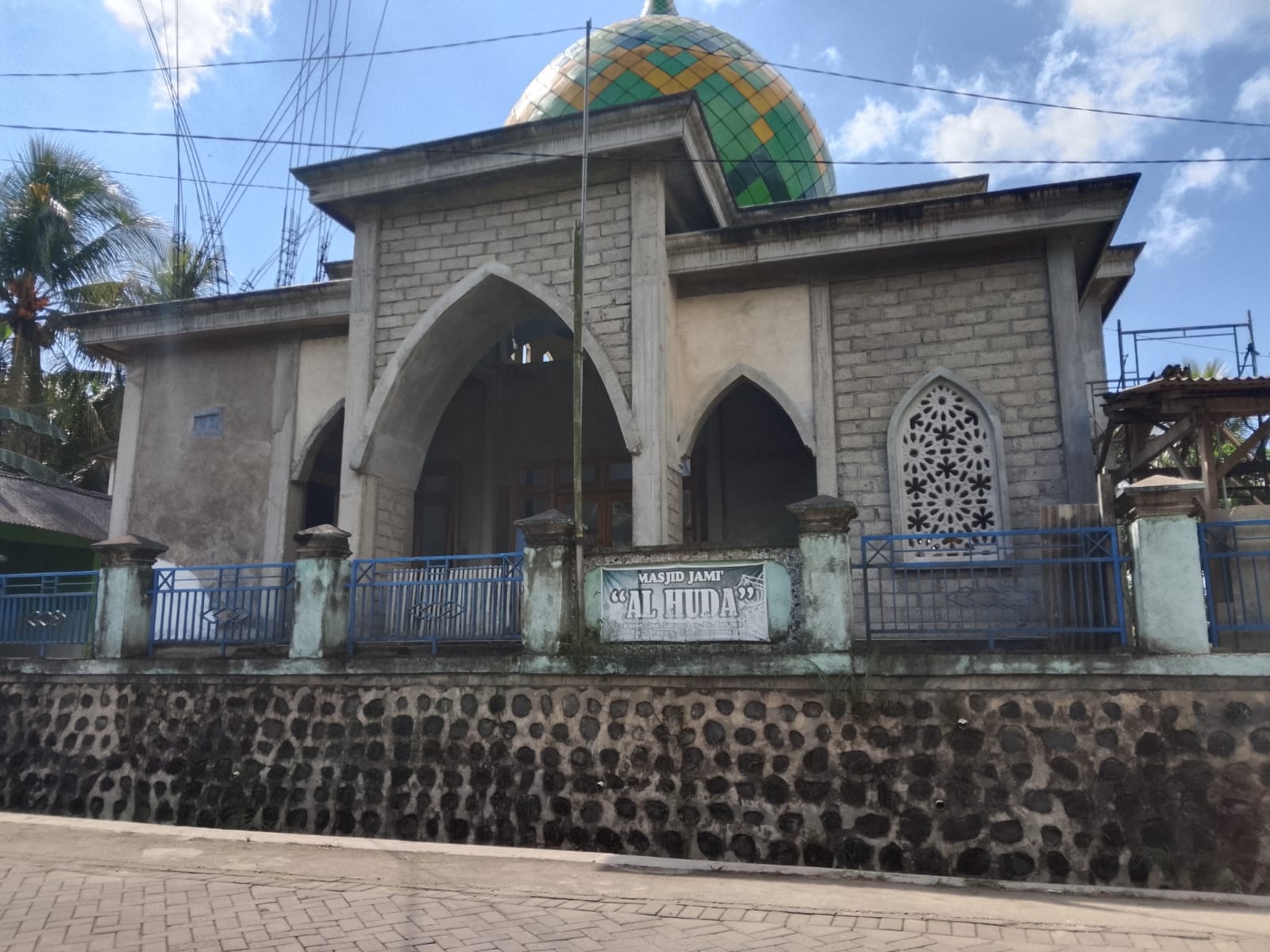Foto Depan Masjid & Papan Nama — AL HUDA, Barurejo, Siliragung