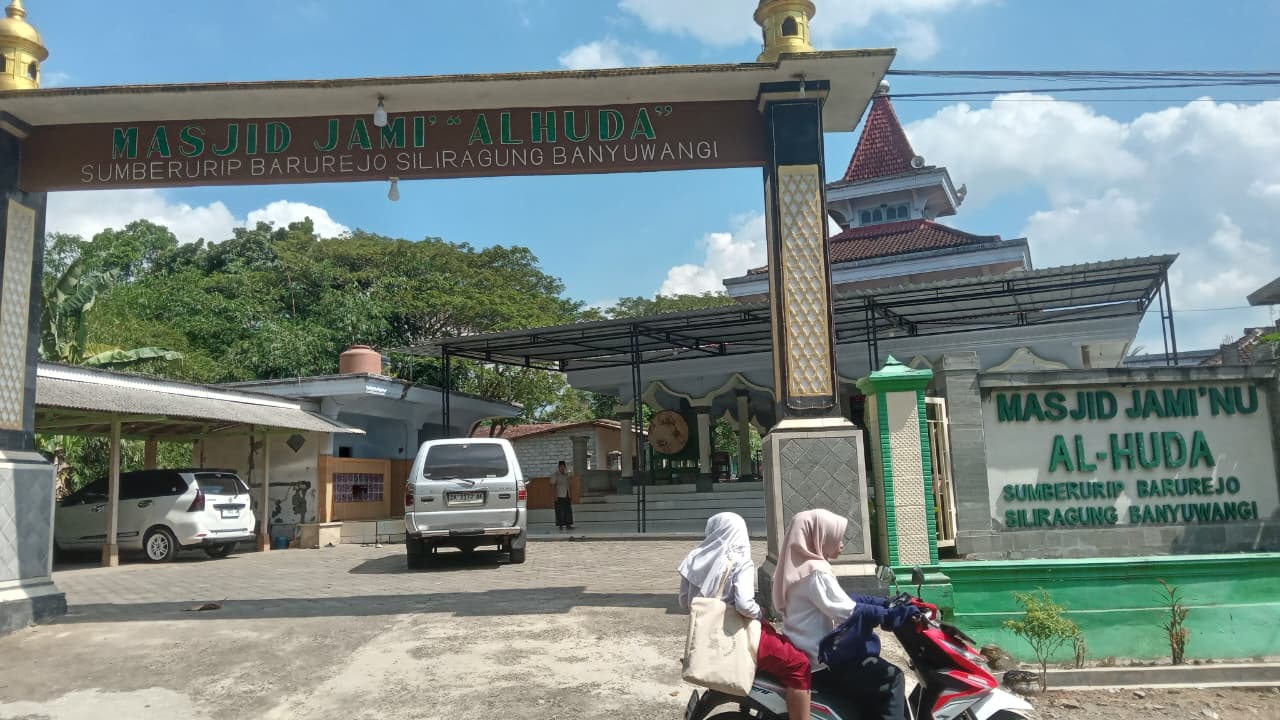 Foto Depan Masjid & Papan Nama — AL HUDA, Barurejo, Siliragung