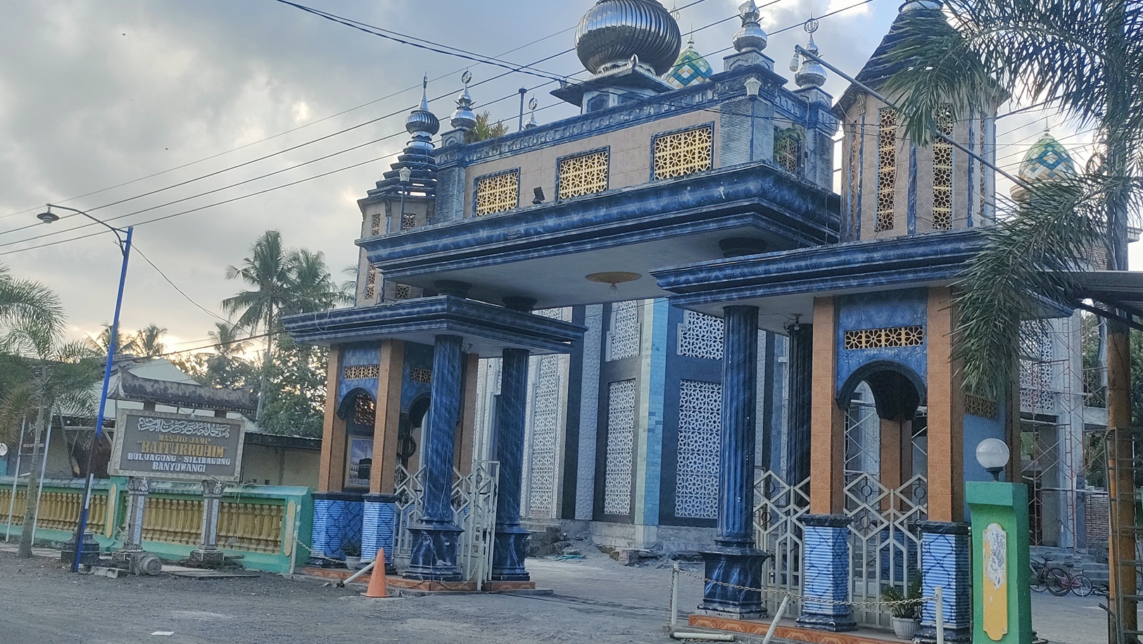 Foto Depan Masjid & Papan Nama — BAITURROHIM, Buluagung, Siliragung