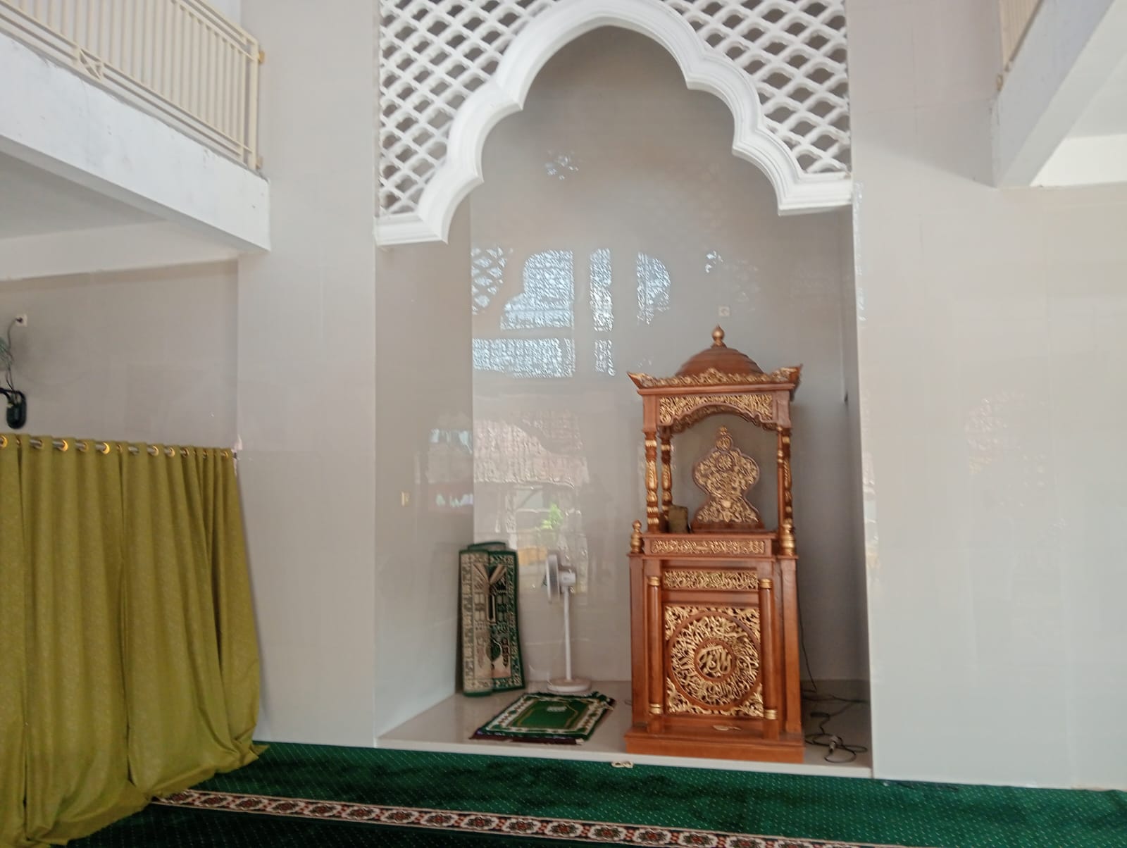 Foto Dalam Masjid (Mimbar/Mihrab) — Masjid Roudlotul Jannah, Kebonrejo, Kalibaru
