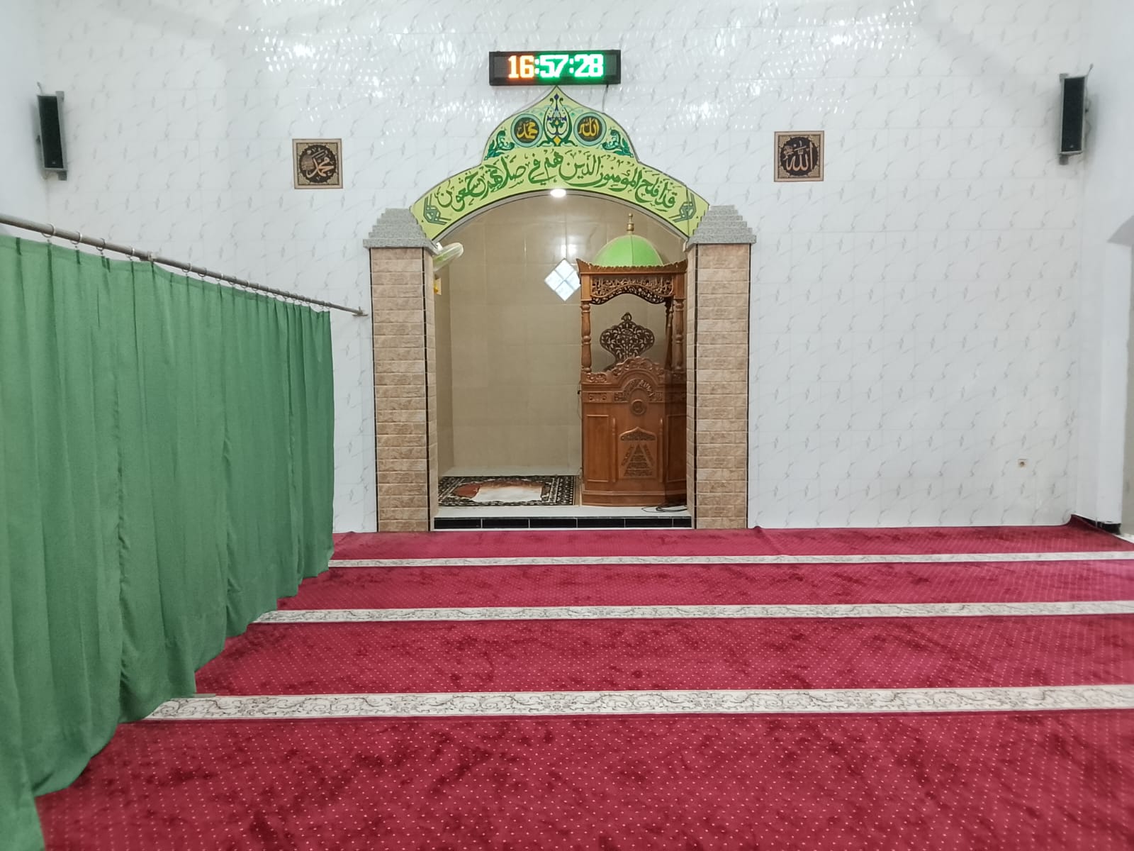 Foto Dalam Masjid (Mimbar/Mihrab) — BAITURROHIM, Barurejo, Siliragung