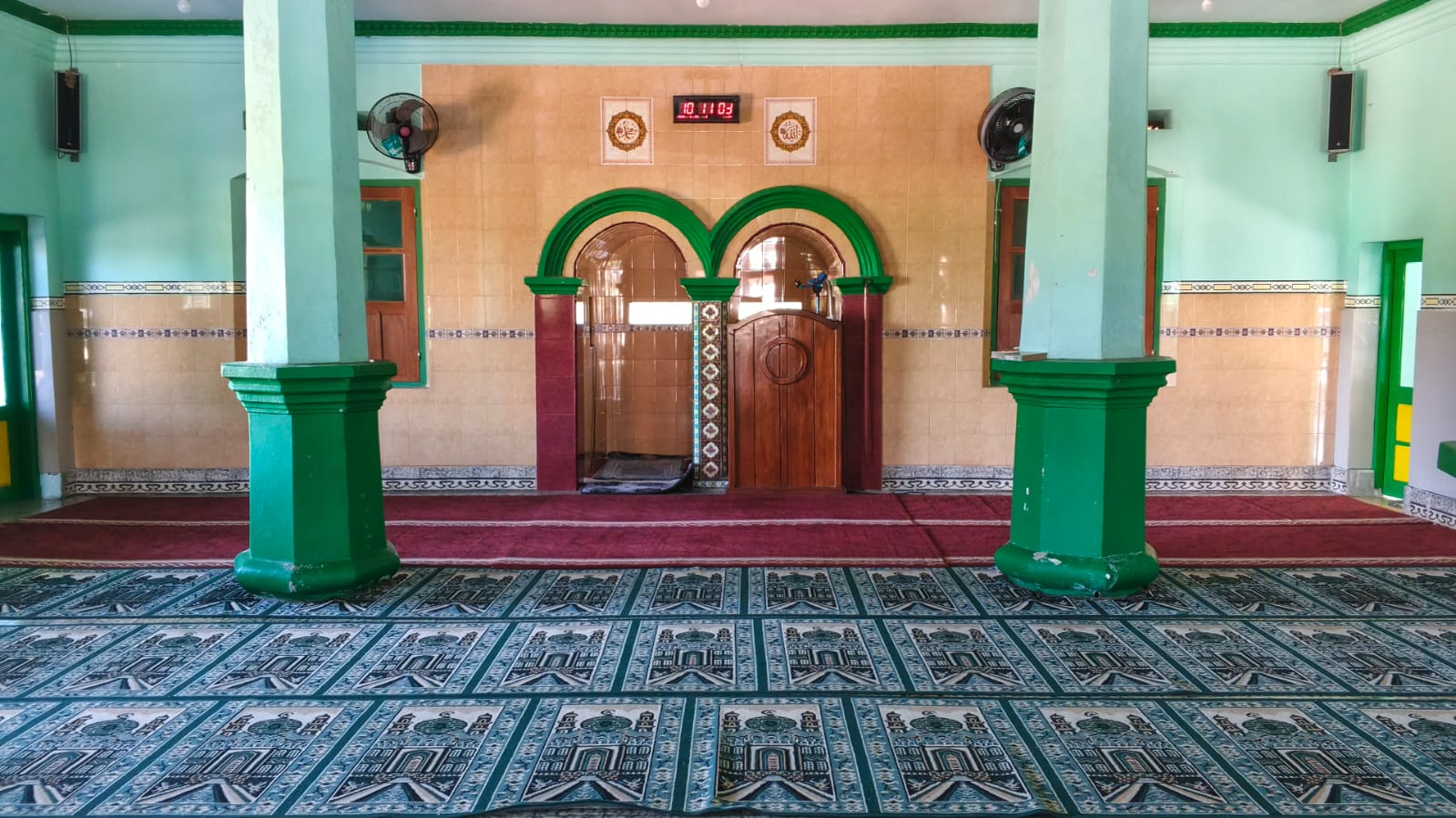 Foto Dalam Masjid (Mimbar/Mihrab) — BAITURROHMAN, Tulungrejo, Glenmore
