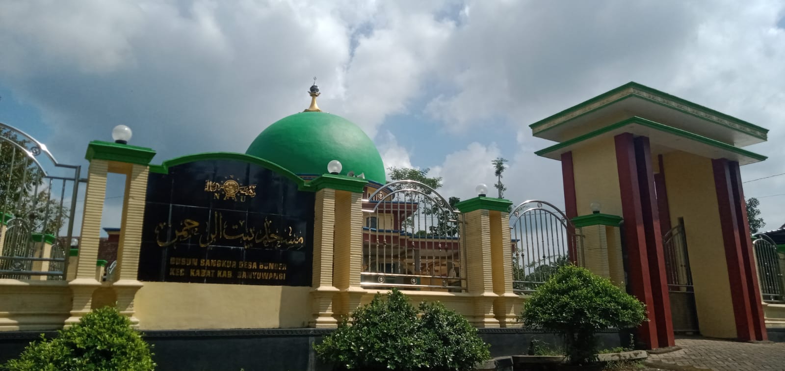 Foto Depan Masjid & Papan Nama — BAITUR ROHMAN, Bunder, Kabat