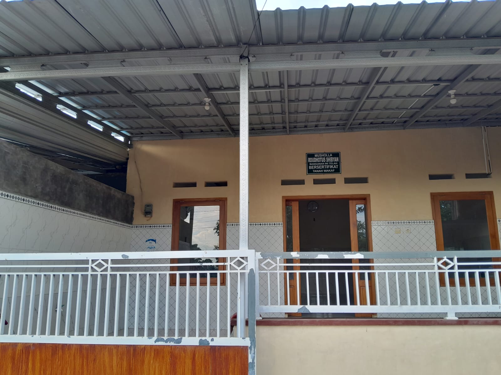 Foto Depan Masjid & Papan Nama — Raudhotus Sybyan, Boyolangu, Giri