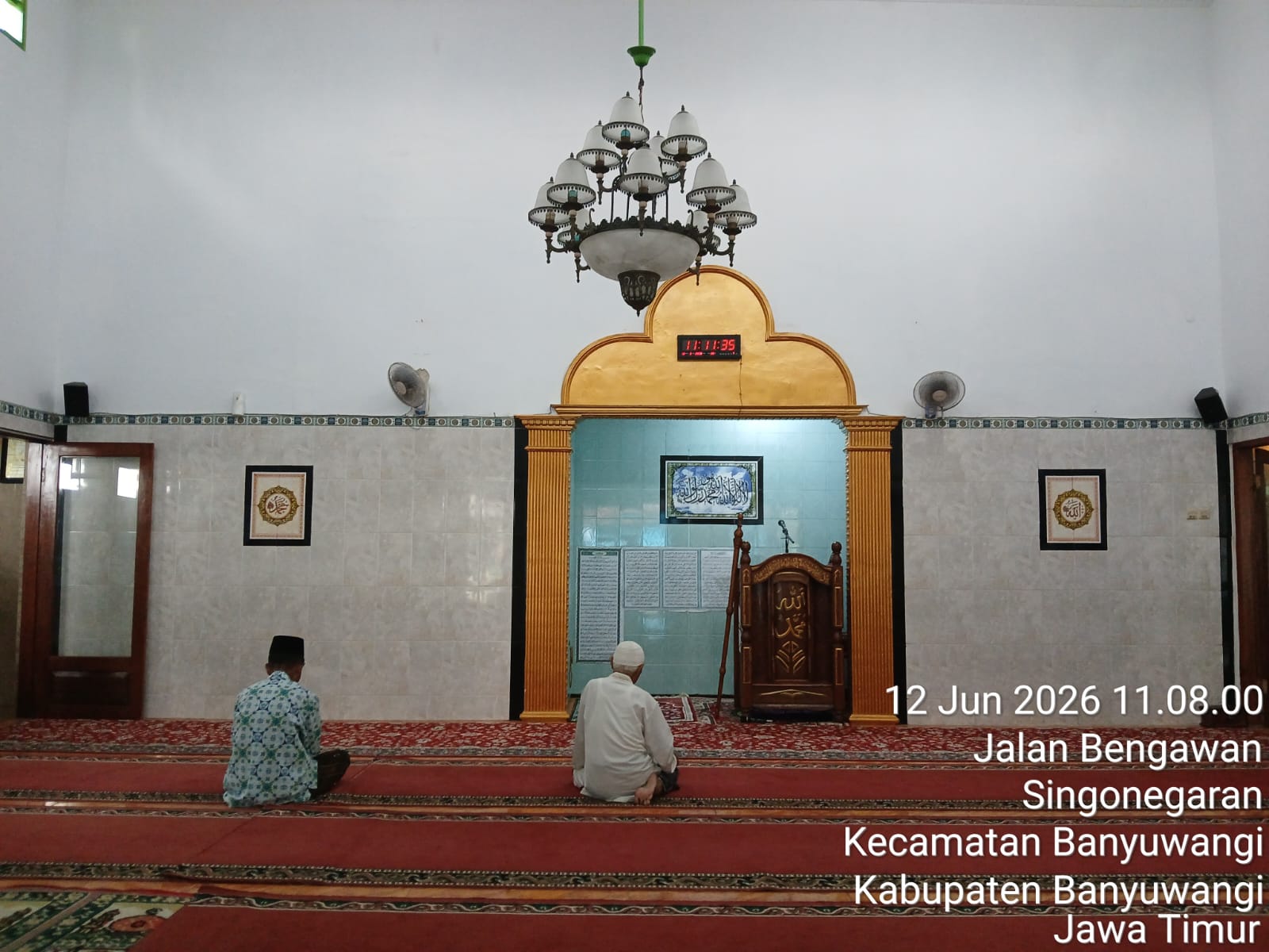 Foto Dalam Masjid (Mimbar/Mihrab) — Masjid Bustanul Mubtadiin, Singonegaran, Banyuwangi