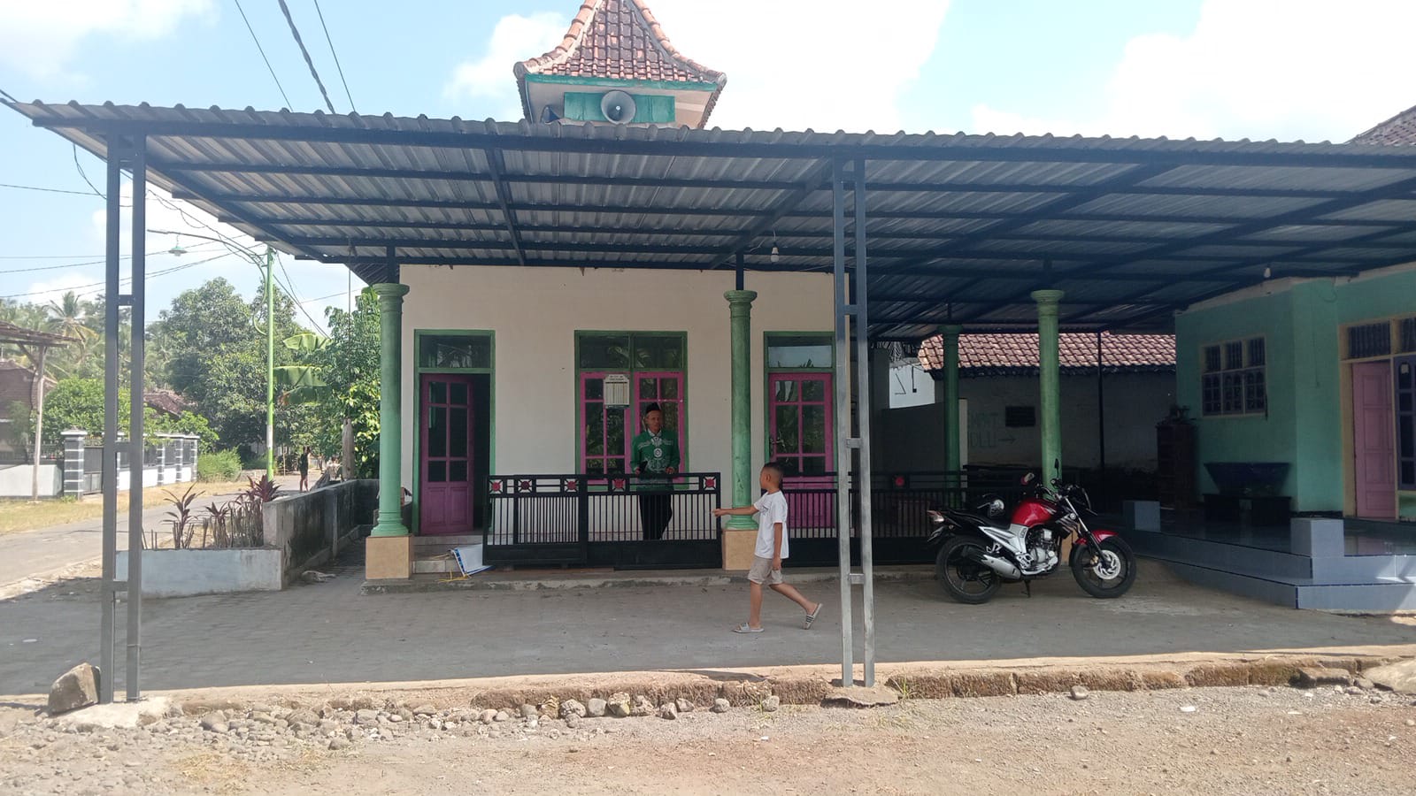 Foto Depan Masjid & Papan Nama — Sunan Ampel, Sukorejo, Bangorejo
