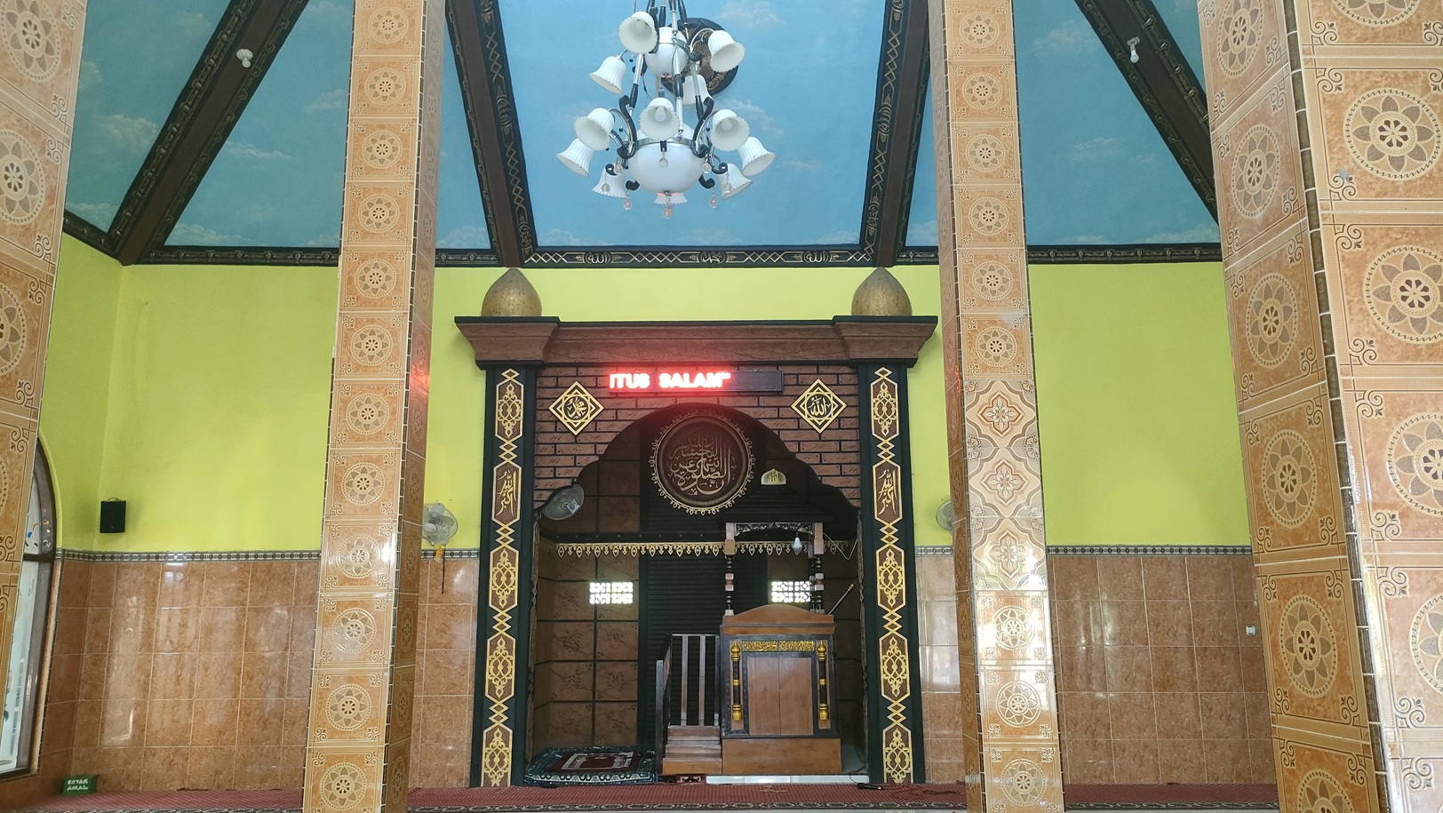 Foto Dalam Masjid (Mimbar/Mihrab) — BAITUSSALAM, Buluagung, Siliragung