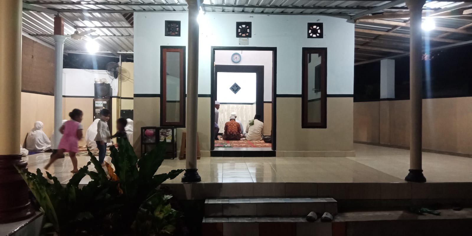 Foto Dalam Masjid (Mimbar/Mihrab) — DARUSYSYAFA'AH, Yosomulyo, Gambiran