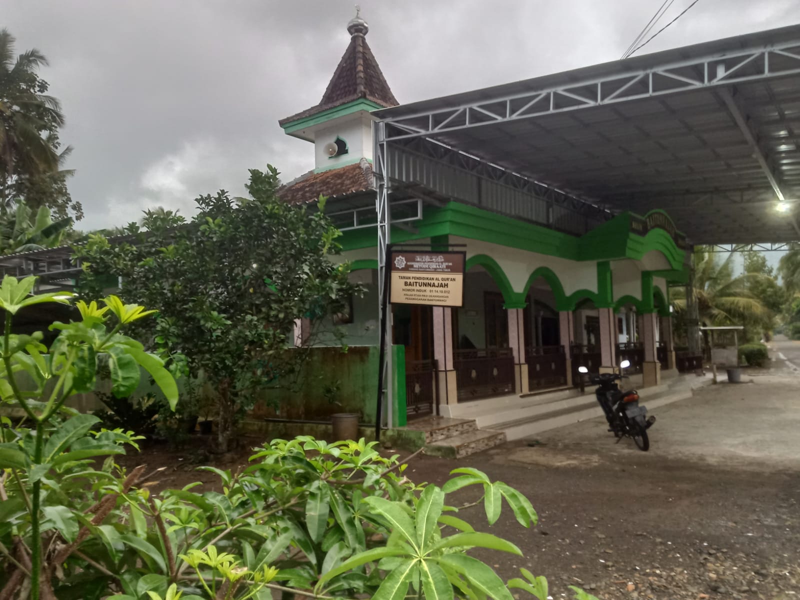 Foto Depan Masjid & Papan Nama — BAITUNNAJAH, Kandangan, Pesanggaran