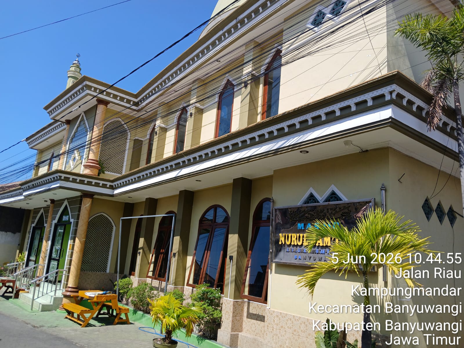 Foto Depan Masjid & Papan Nama — Masjid Nurul Jam'Iyah, Kampung Mandar, Banyuwangi