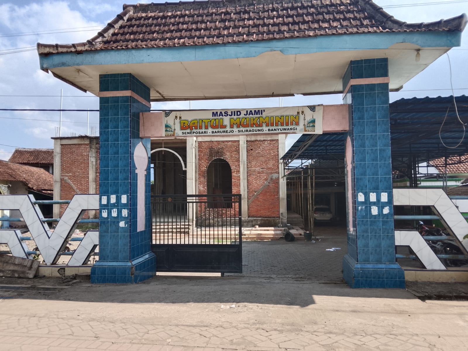 Foto Depan Masjid & Papan Nama — BAITUL MUKMININ, Barurejo, Siliragung