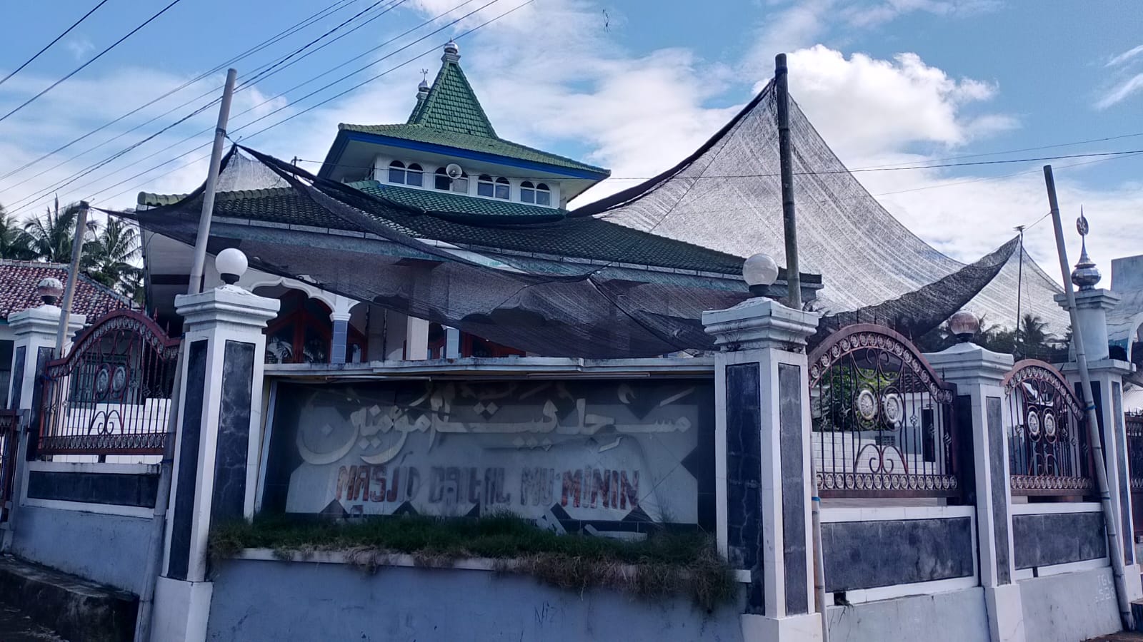 Foto Depan Masjid & Papan Nama — BAITUL MUKMININ, Grogol, Giri