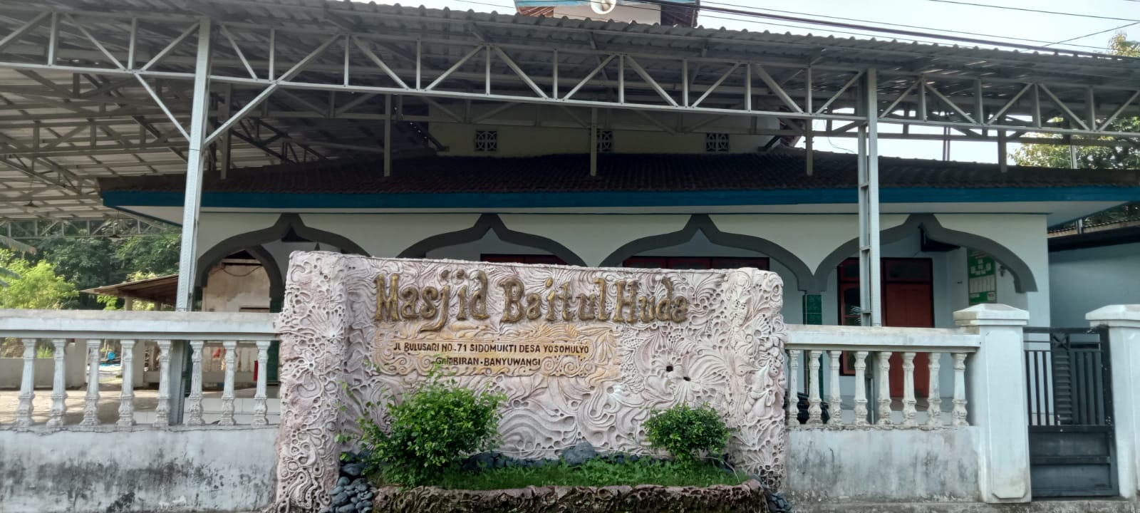 Foto Depan Masjid & Papan Nama — BAITUL HUDA, Yosomulyo, Gambiran