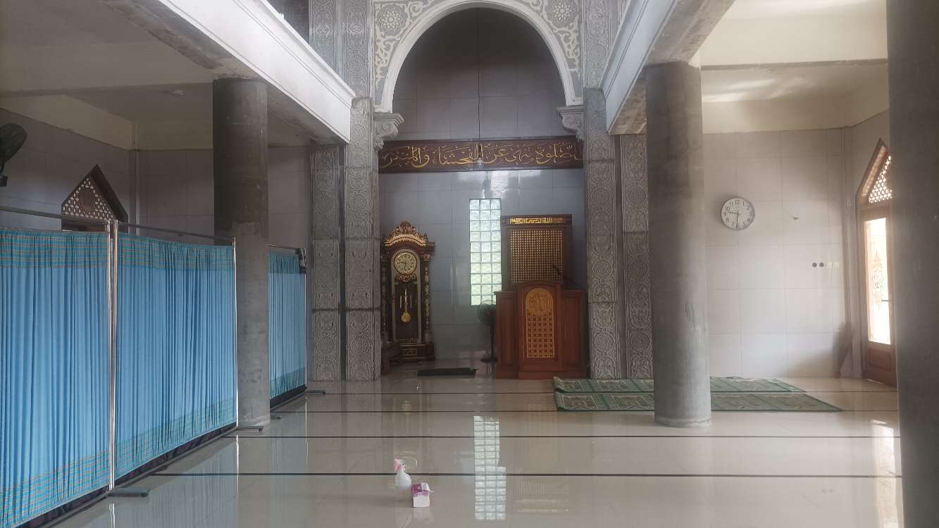 Foto Dalam Masjid (Mimbar/Mihrab) — Baitus Salafiyah, Kembiritan, Genteng