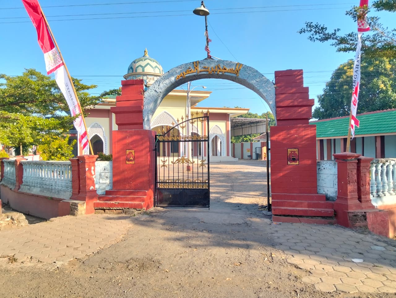 Foto Depan Masjid & Papan Nama — BAITUN NA'IM, Bimorejo, Wongsorejo