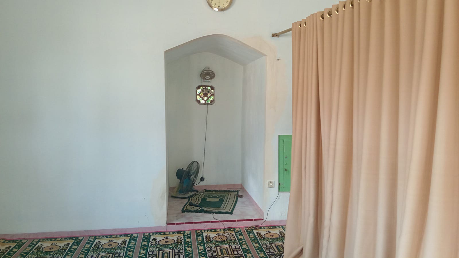 Foto Dalam Masjid (Mimbar/Mihrab) — Sunan Ampel, Sukorejo, Bangorejo
