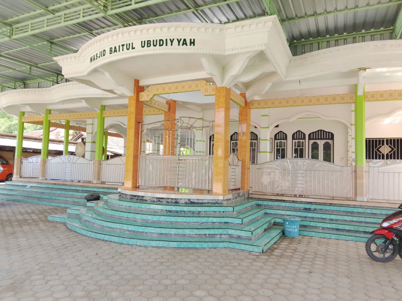 Foto Depan Masjid & Papan Nama — BAITUL UBUDIYAH, Barurejo, Siliragung