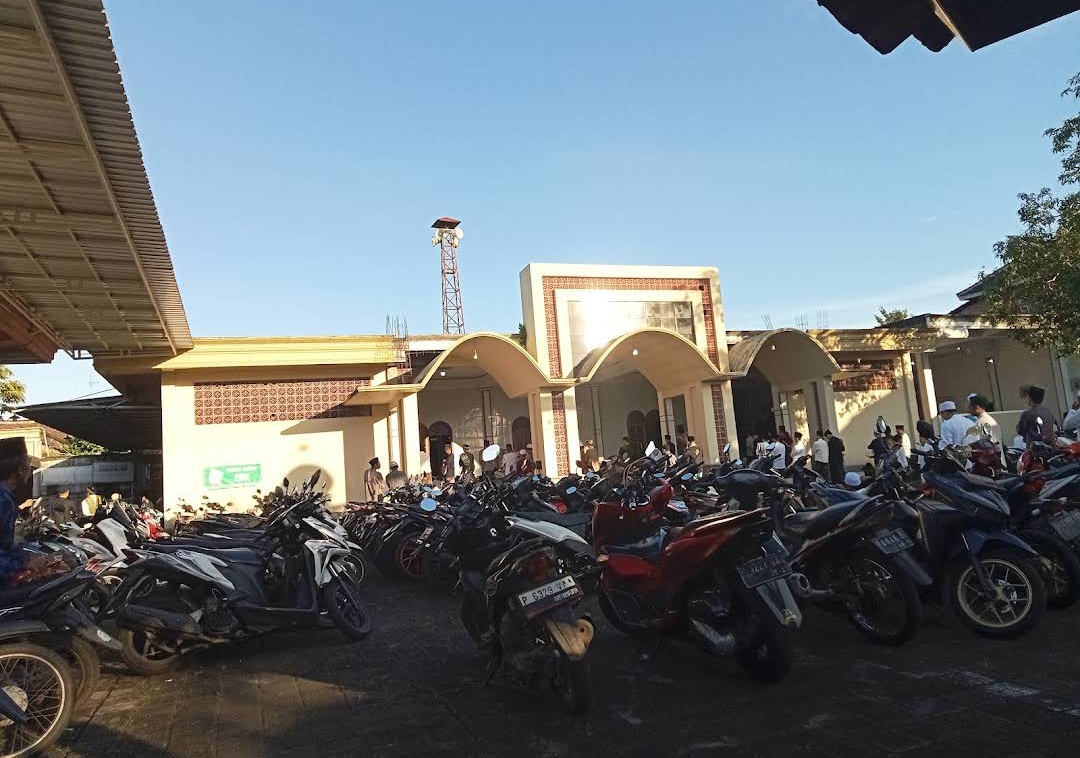 Foto Depan Masjid & Papan Nama — Kholilulloh, Gentengwetan, Genteng