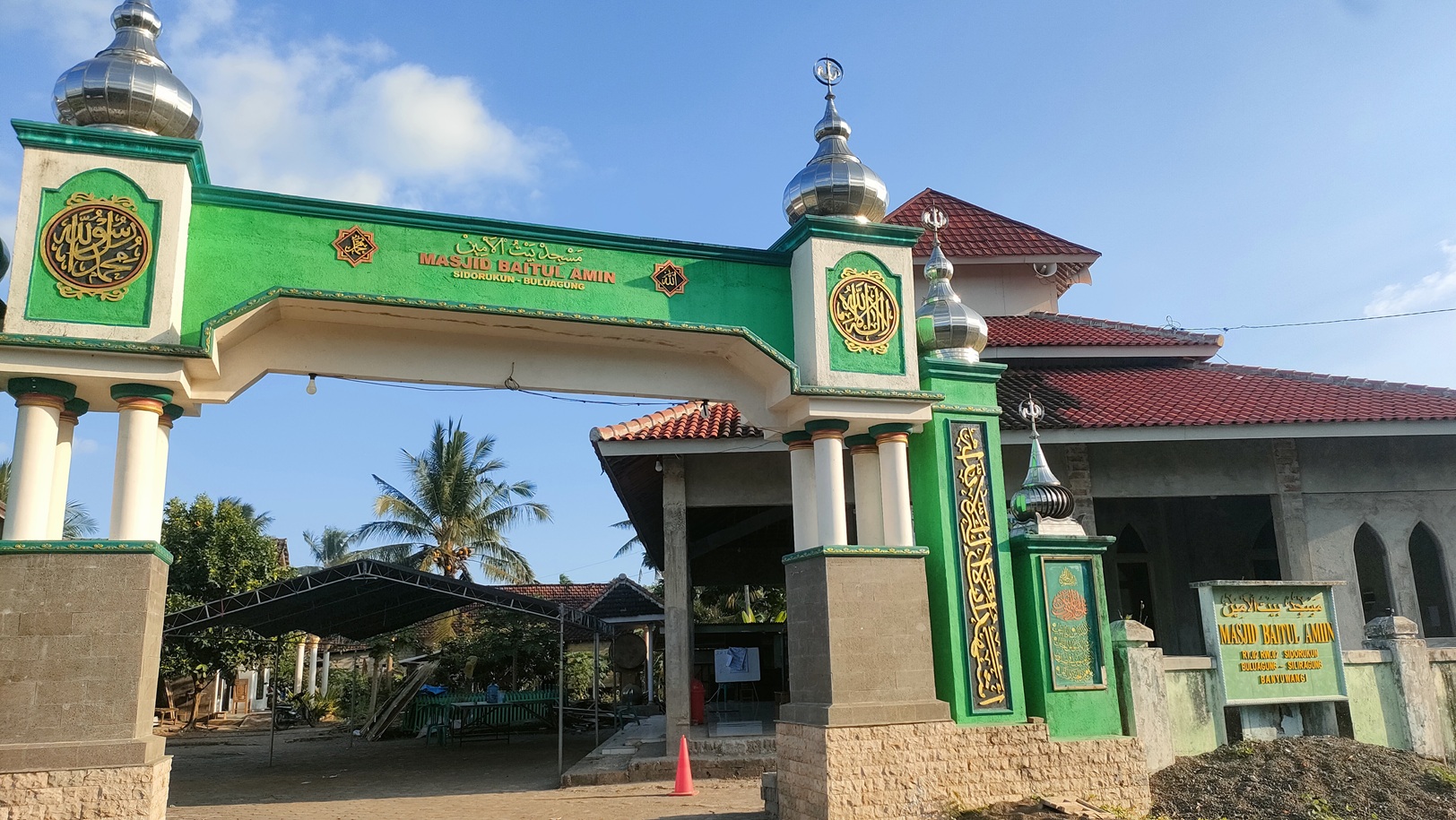Foto Depan Masjid & Papan Nama — BAITUL AMIN, Buluagung, Siliragung