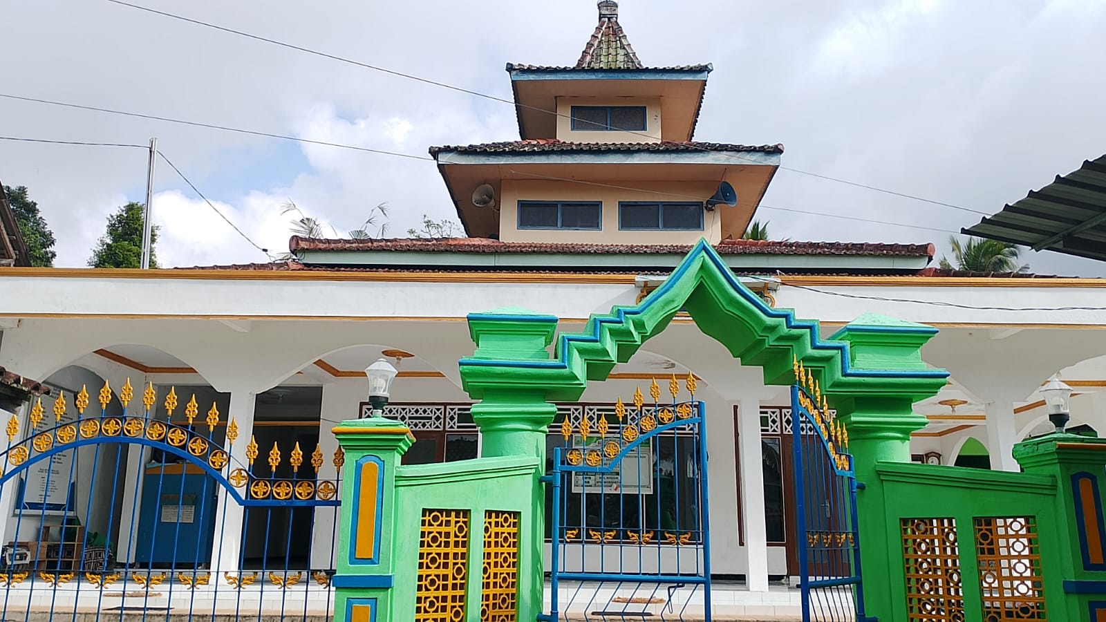 Foto Depan Masjid & Papan Nama — BAITUS SHOLIHIN, Grogol, Giri