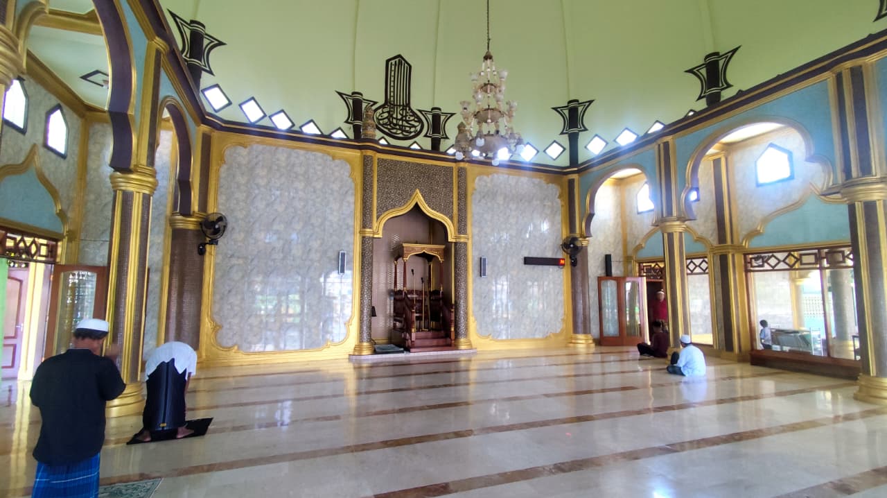 Foto Dalam Masjid (Mimbar/Mihrab) — Masjid Al-Iman, Pengantigan, Banyuwangi